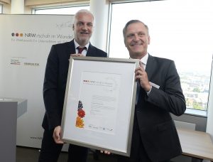 NRW Wirtschaftsminister Garrelt Duin überreicht in Düsseldorf am Freitag, 2. September 2016, die Auszeichnung bei der Preisverleihung zu "Wirtschaft im Wandel", an die Firma Vanderlande Industries GmbH.